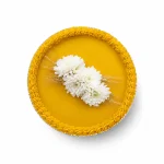 لوای عروس زعفرانی تزیین‌شده با گل سفید و خوشه گندم برای خنچه و پاتختی